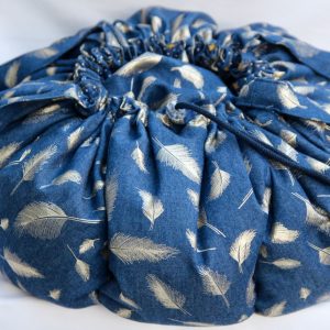 KOsCHino Kochkissen Jeansblau mit glänzenden Federn Groß
