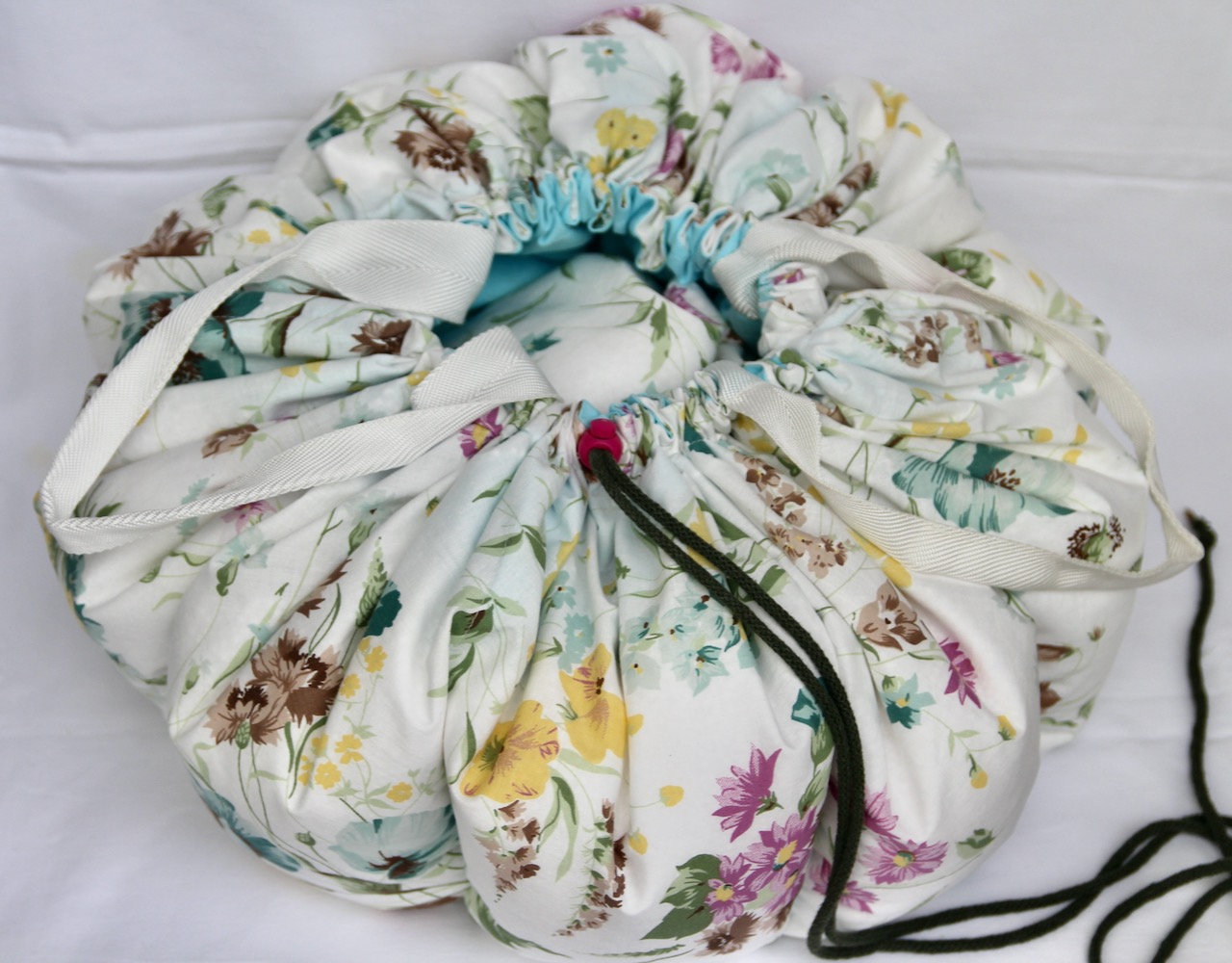 KOsCHino Kochkissen Blüten auf Creme