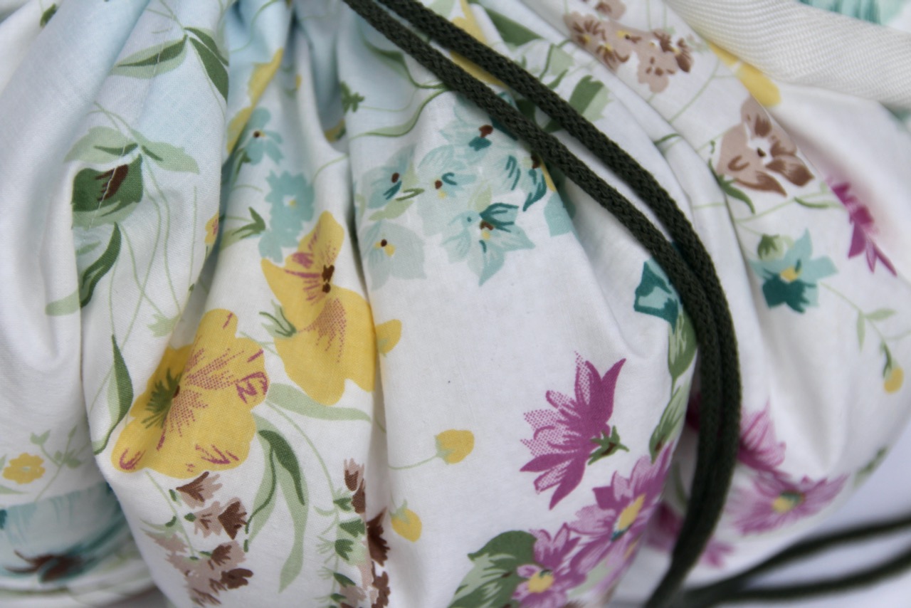 KOsCHino Kochkissen Blüten auf Creme – Bild 5