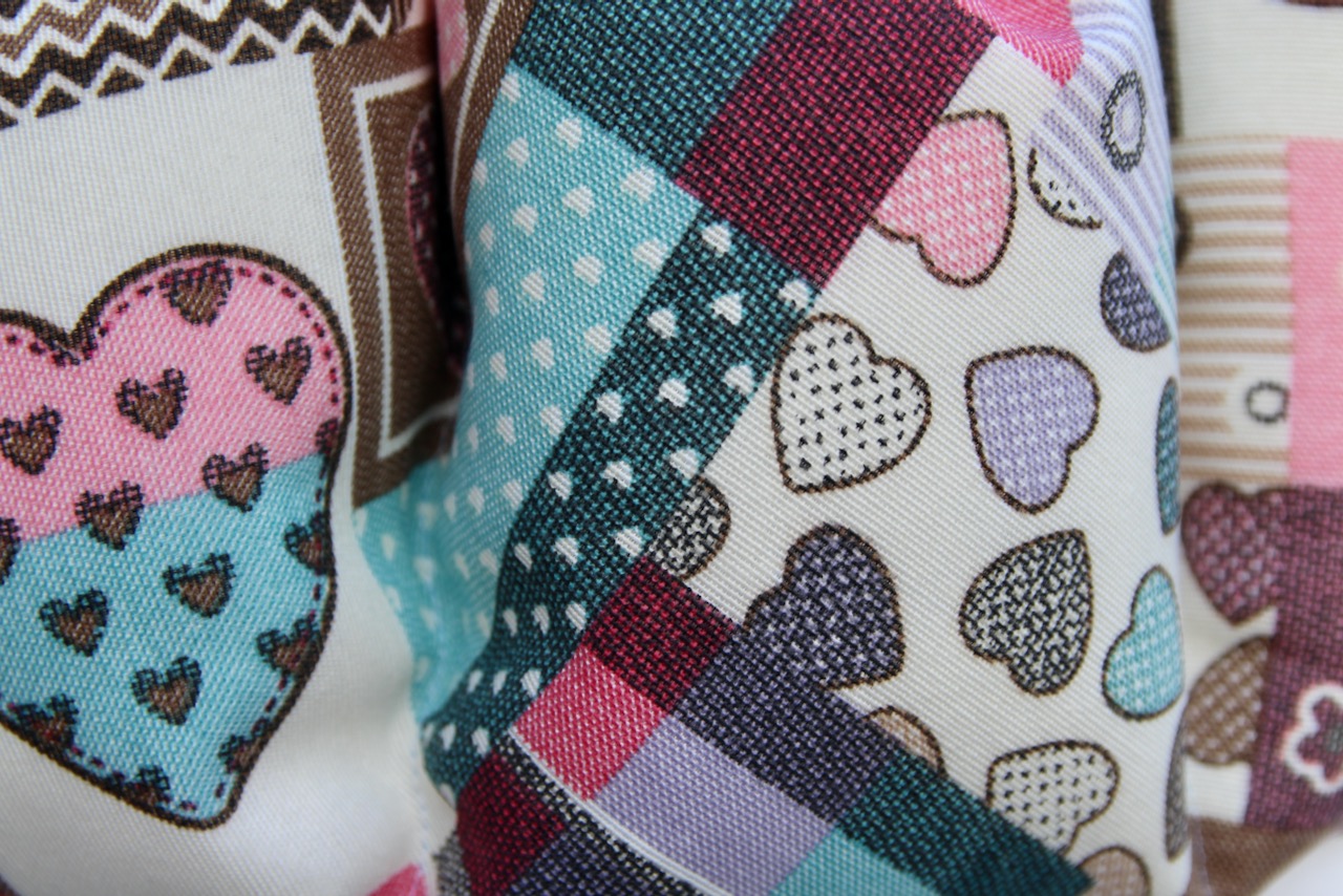 KOsCHino Kochkissen Bunt mit Herzen Groß – Bild 6