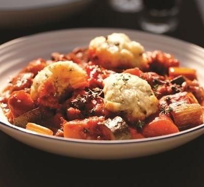 Vegetarischer Gemüseeintopf mit Käseklößchen